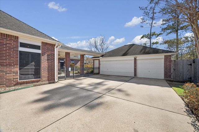 1004 Pine Cone Lane, Friendswood, TX 77546