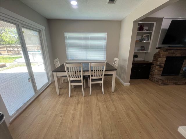 402 Lyndale Drive, Highlands, TX 77562