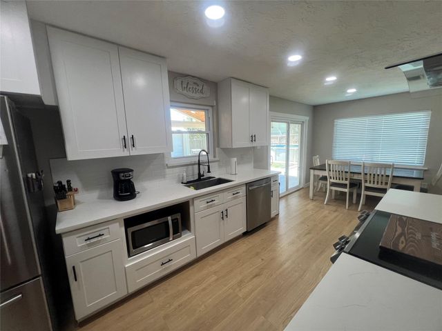 402 Lyndale Drive, Highlands, TX 77562