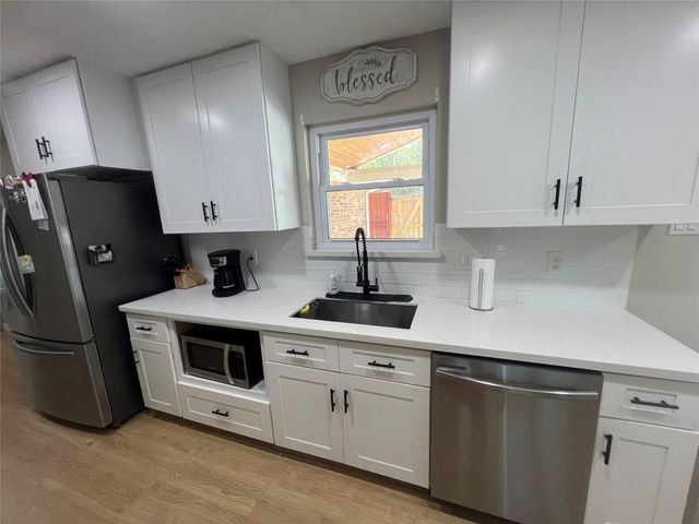 402 Lyndale Drive, Highlands, TX 77562