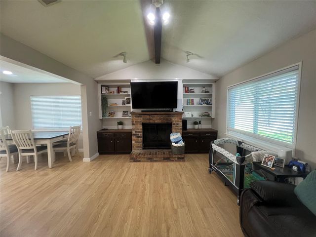 402 Lyndale Drive, Highlands, TX 77562