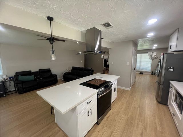 402 Lyndale Drive, Highlands, TX 77562