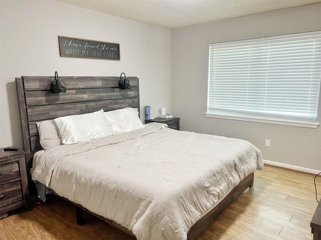 402 Lyndale Drive, Highlands, TX 77562