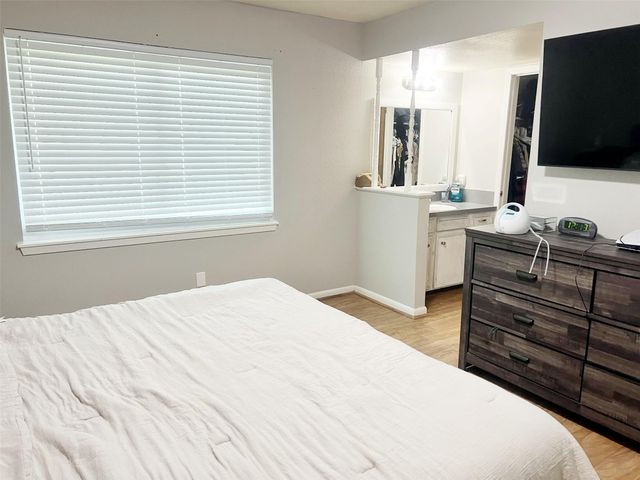 402 Lyndale Drive, Highlands, TX 77562