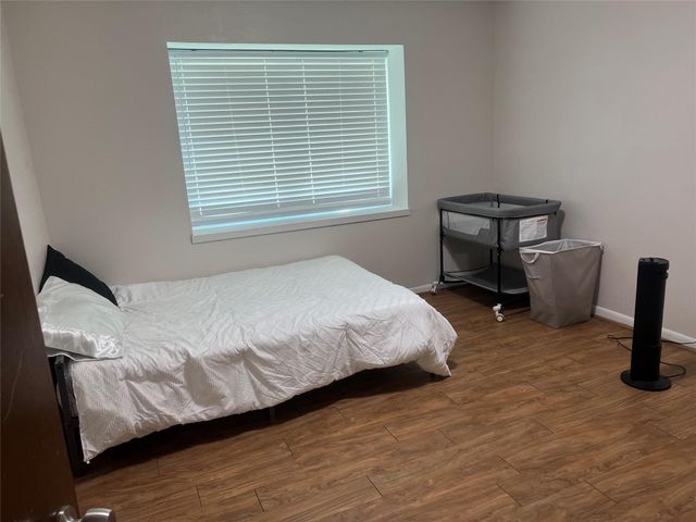 402 Lyndale Drive, Highlands, TX 77562