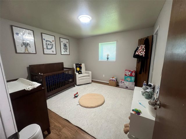 402 Lyndale Drive, Highlands, TX 77562