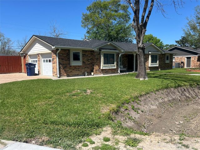 402 Lyndale Drive, Highlands, TX 77562
