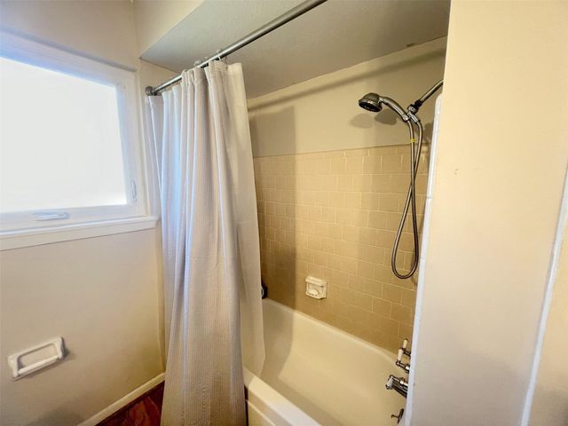 402 Lyndale Drive, Highlands, TX 77562