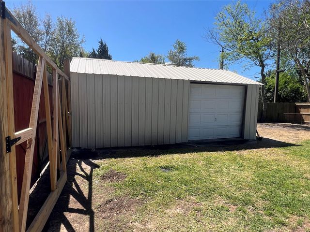 402 Lyndale Drive, Highlands, TX 77562