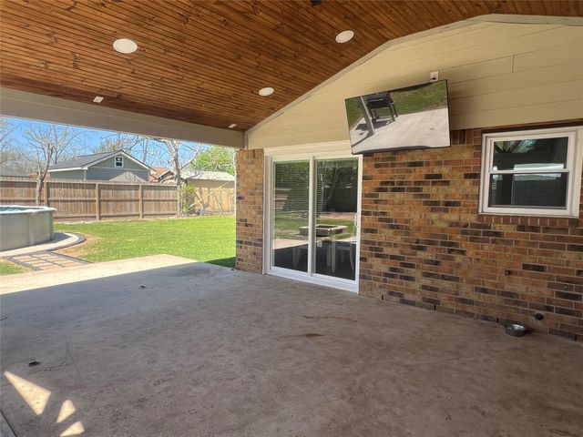 402 Lyndale Drive, Highlands, TX 77562