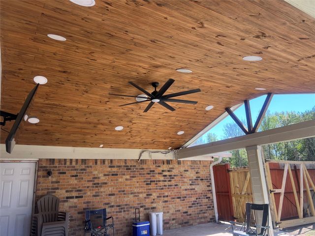 402 Lyndale Drive, Highlands, TX 77562