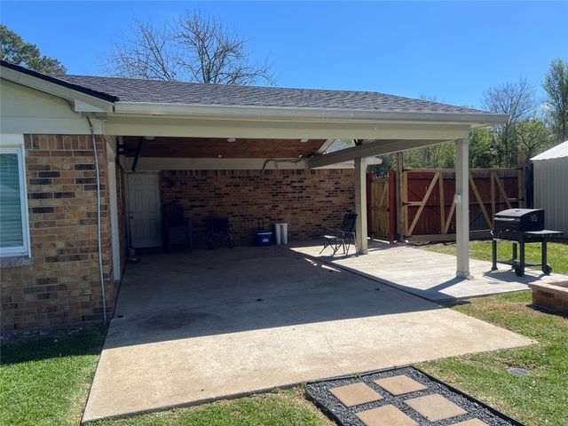 402 Lyndale Drive, Highlands, TX 77562