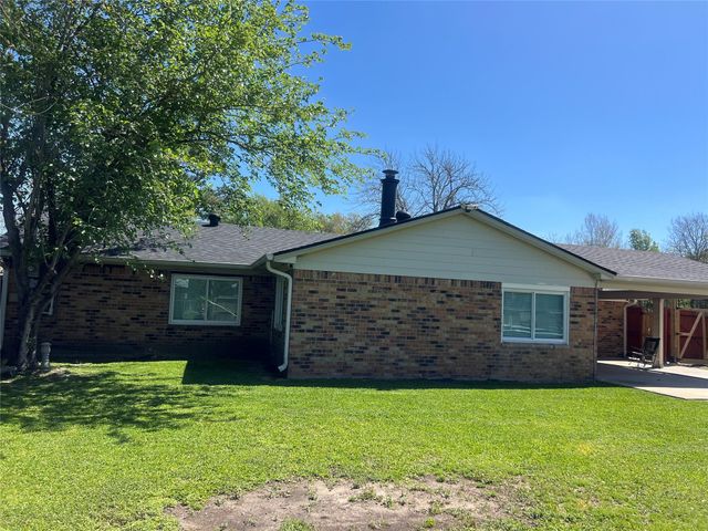 402 Lyndale Drive, Highlands, TX 77562