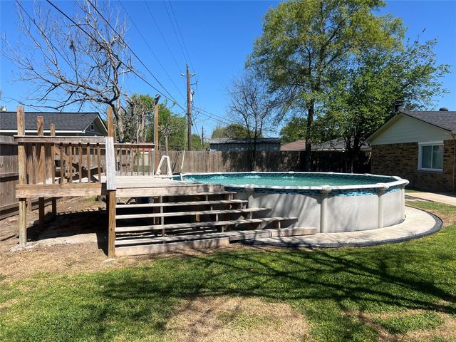 402 Lyndale Drive, Highlands, TX 77562