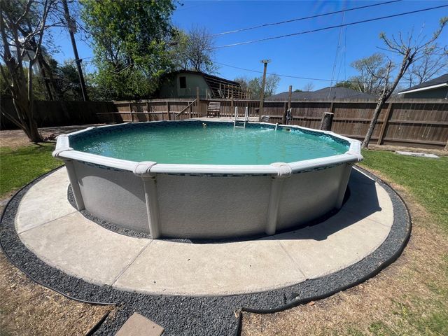 402 Lyndale Drive, Highlands, TX 77562