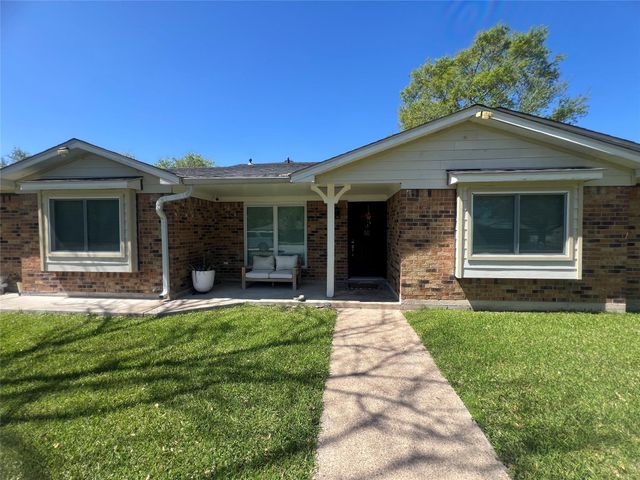 402 Lyndale Drive, Highlands, TX 77562