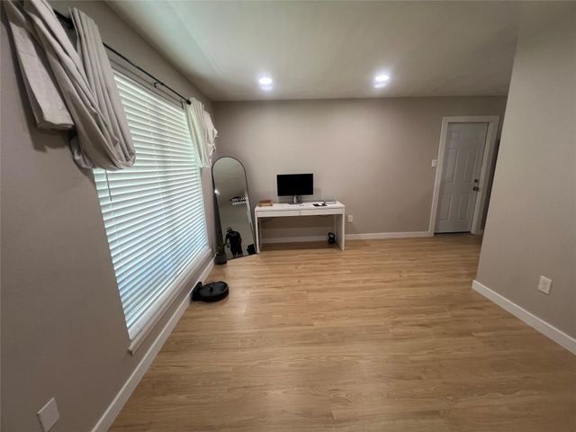 402 Lyndale Drive, Highlands, TX 77562