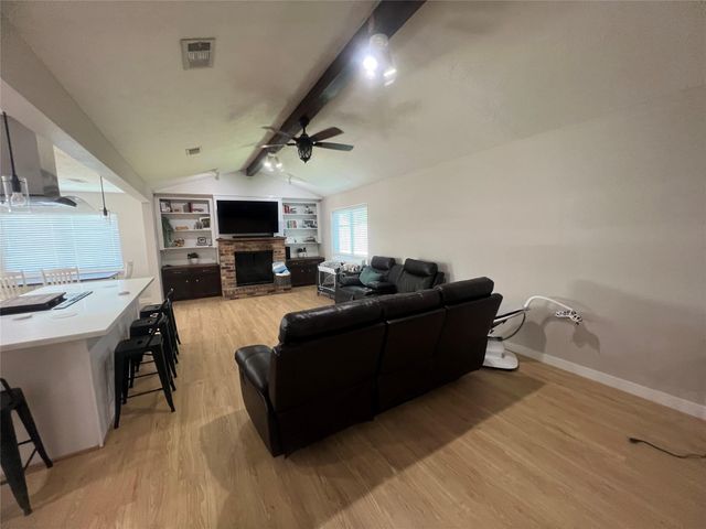 402 Lyndale Drive, Highlands, TX 77562