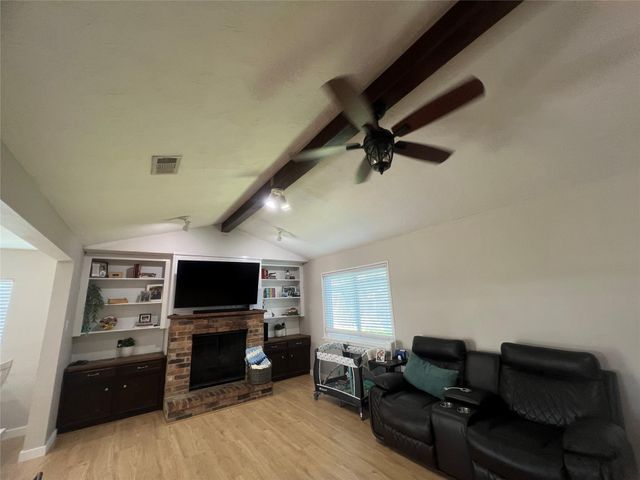 402 Lyndale Drive, Highlands, TX 77562