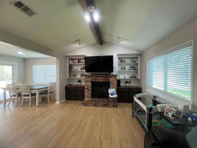 402 Lyndale Drive, Highlands, TX 77562