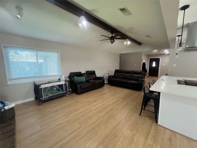 402 Lyndale Drive, Highlands, TX 77562