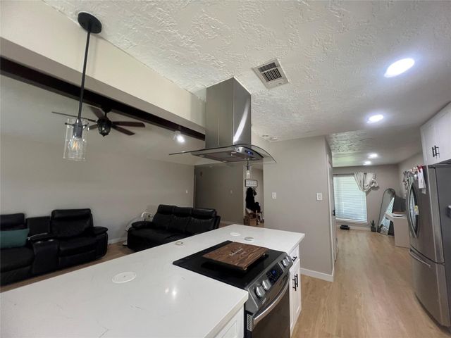 402 Lyndale Drive, Highlands, TX 77562