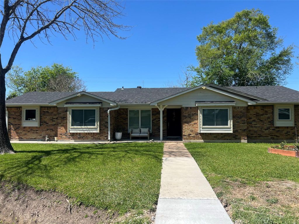 402 Lyndale Drive, Highlands, TX 77562