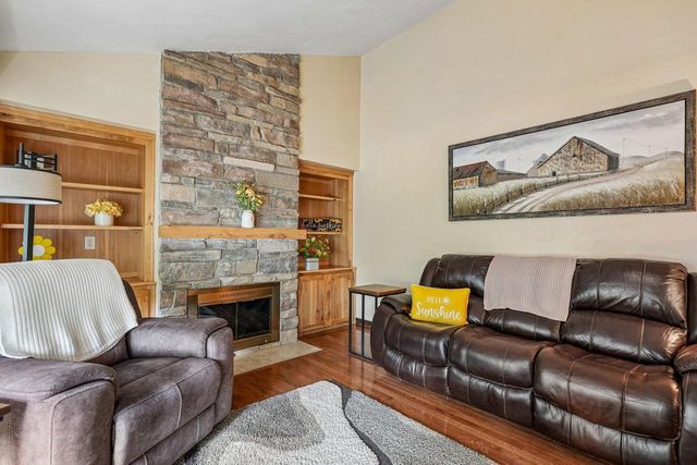 1009 Canterbury LANE, Waukesha, WI 53188