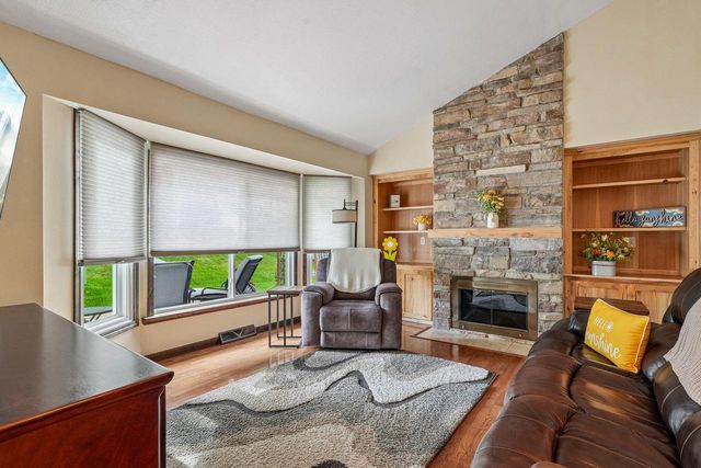 1009 Canterbury LANE, Waukesha, WI 53188