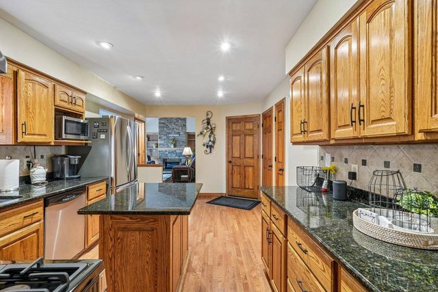 1009 Canterbury LANE, Waukesha, WI 53188