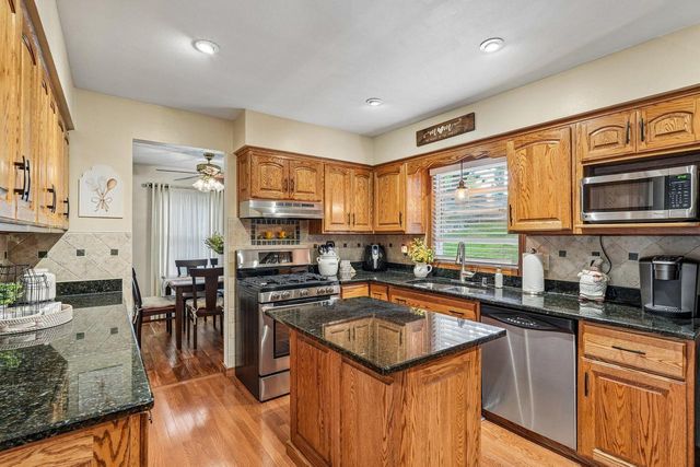 1009 Canterbury LANE, Waukesha, WI 53188
