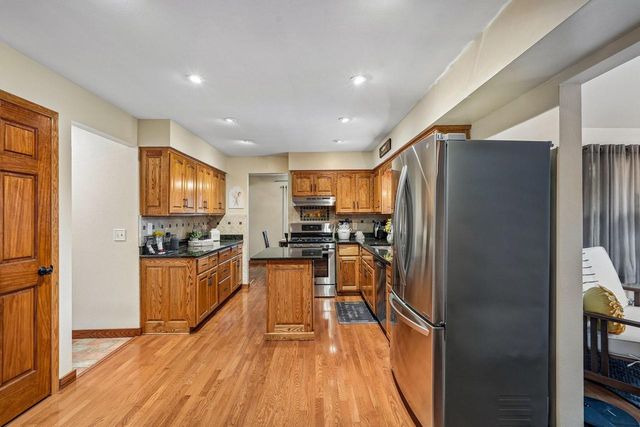 1009 Canterbury LANE, Waukesha, WI 53188