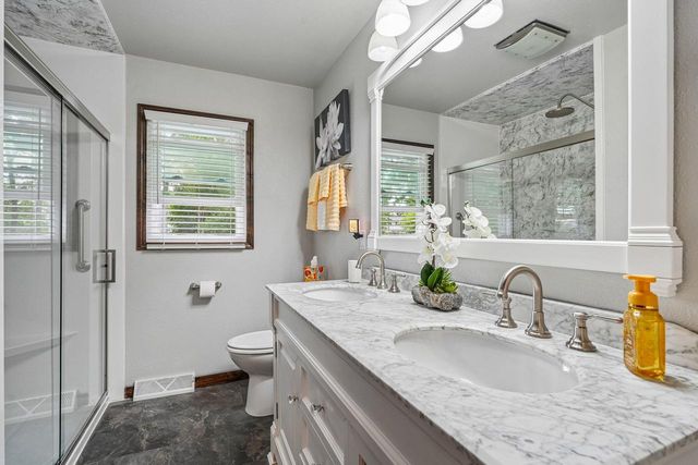 1009 Canterbury LANE, Waukesha, WI 53188