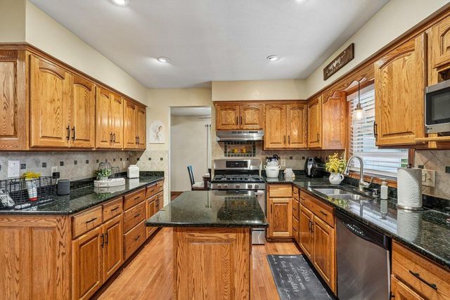 1009 Canterbury LANE, Waukesha, WI 53188