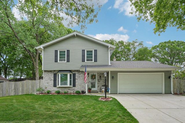 1009 Canterbury LANE, Waukesha, WI 53188
