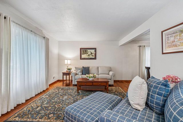 1009 Canterbury LANE, Waukesha, WI 53188