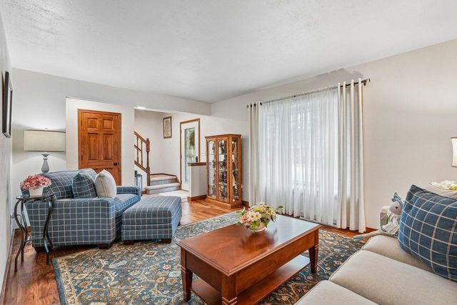 1009 Canterbury LANE, Waukesha, WI 53188