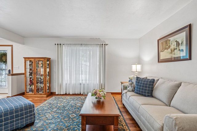 1009 Canterbury LANE, Waukesha, WI 53188