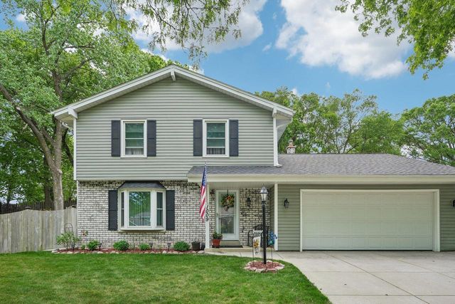 1009 Canterbury LANE, Waukesha, WI 53188