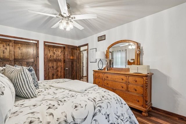 1009 Canterbury LANE, Waukesha, WI 53188