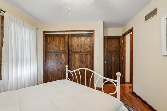 1009 Canterbury LANE, Waukesha, WI 53188