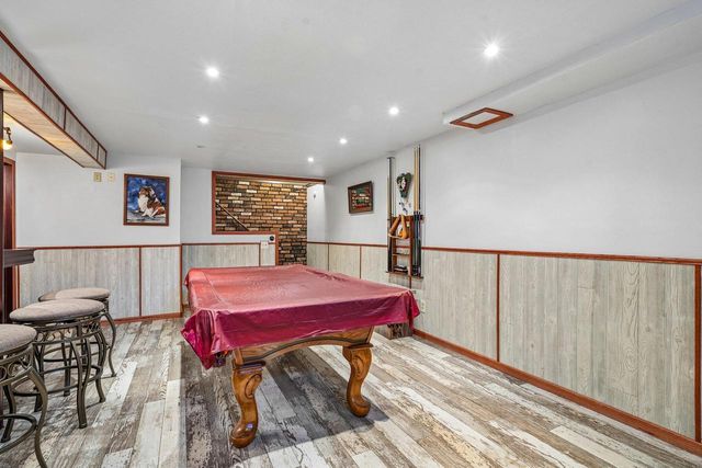 1009 Canterbury LANE, Waukesha, WI 53188