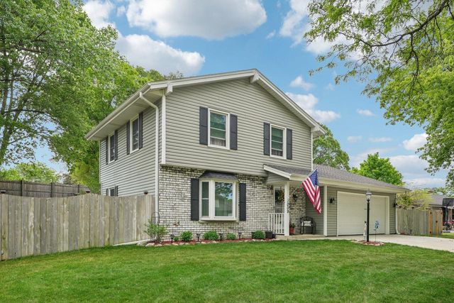 1009 Canterbury LANE, Waukesha, WI 53188
