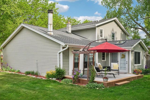 1009 Canterbury LANE, Waukesha, WI 53188