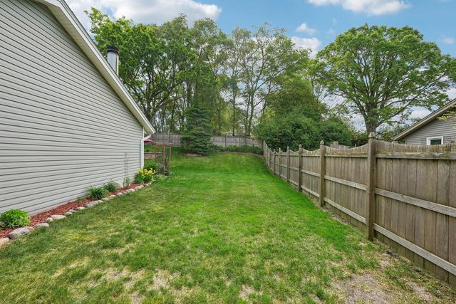 1009 Canterbury LANE, Waukesha, WI 53188