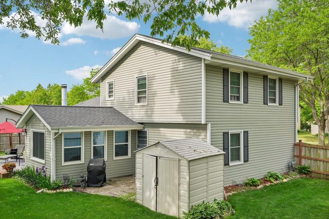 1009 Canterbury LANE, Waukesha, WI 53188