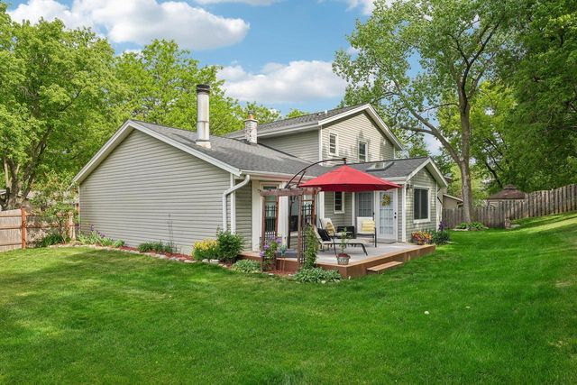 1009 Canterbury LANE, Waukesha, WI 53188