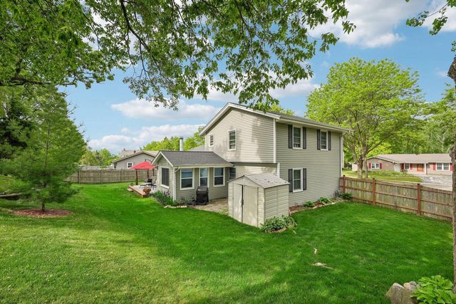 1009 Canterbury LANE, Waukesha, WI 53188