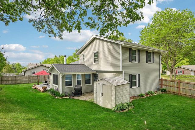 1009 Canterbury LANE, Waukesha, WI 53188