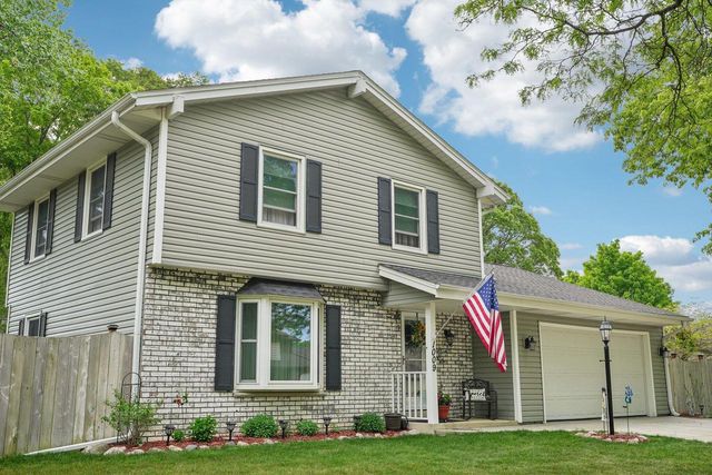 1009 Canterbury LANE, Waukesha, WI 53188